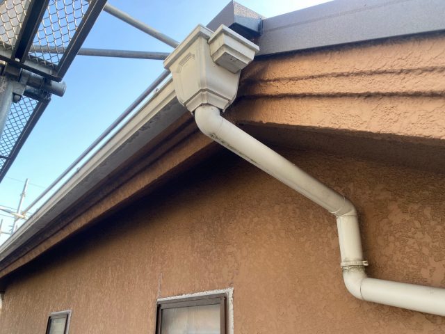 三木市で劣化していた集水器と竪樋